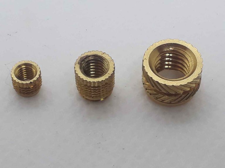 Insert fileté a inseré à chaud utilisé en impression 3d dans matériaux plastique