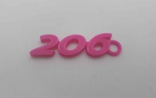 Porte clef du logo d'une Peugeot 206 imprimé en 3d en pla rose fluo