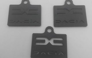 Porte clef logo de ma marque automobile Dacia. Imprimé en 3D en pla noir