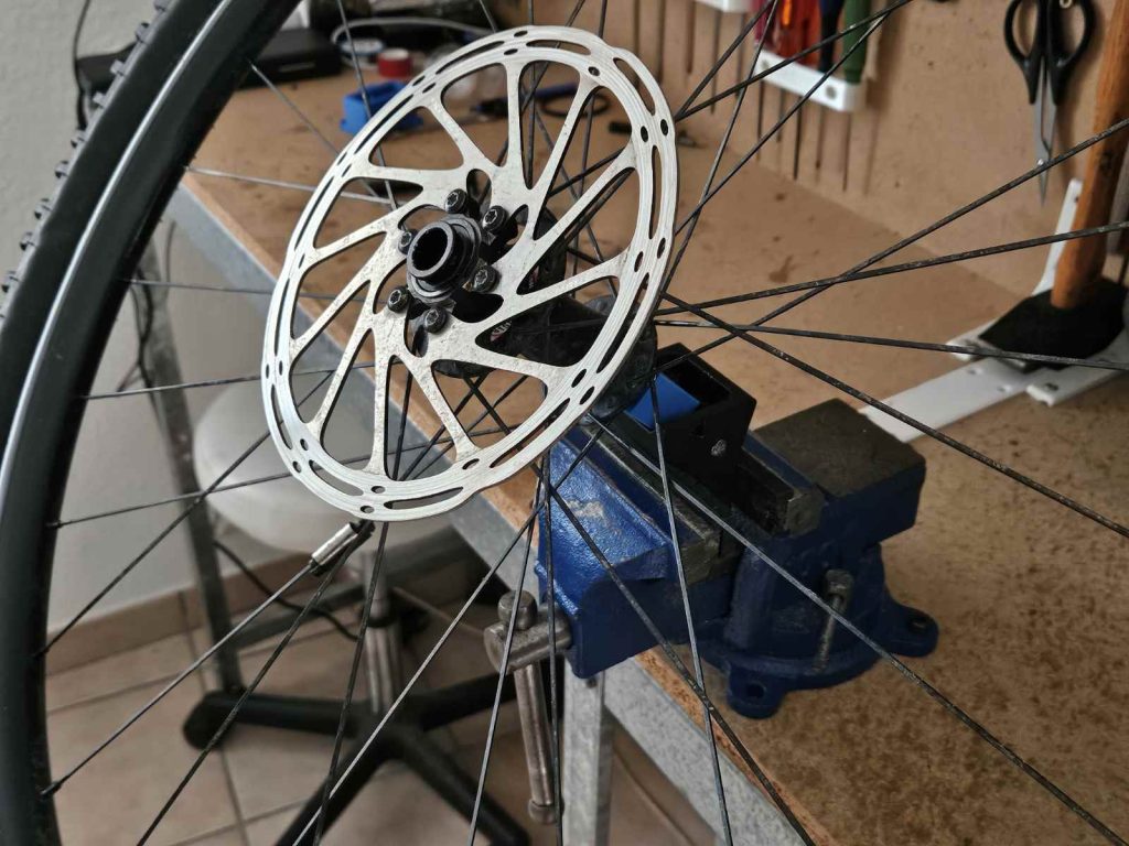 Outil pour l'entretien de roue de vélo, monté dans un étau a mors souple. Créer par csci3d. Réglable en 2 positions.