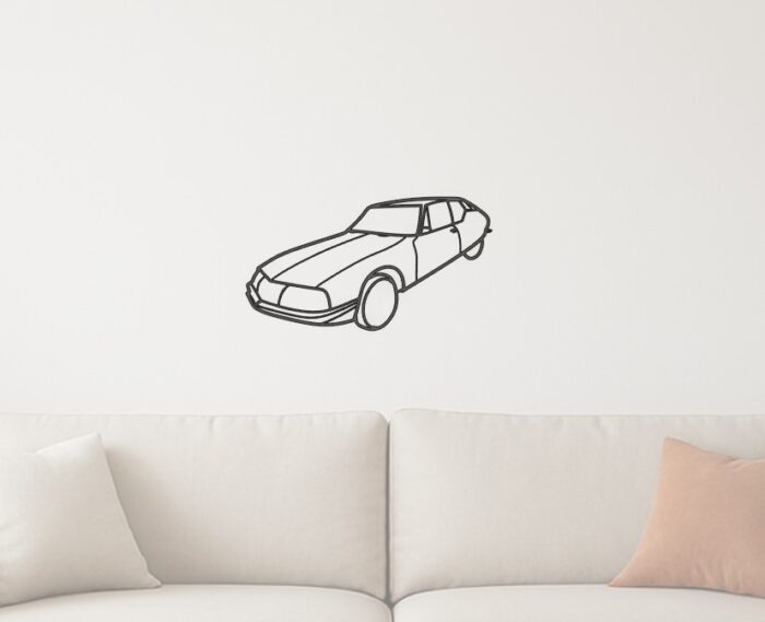 Décoration murale Citroën SM noire représenté au dessus d'un canapé blanc