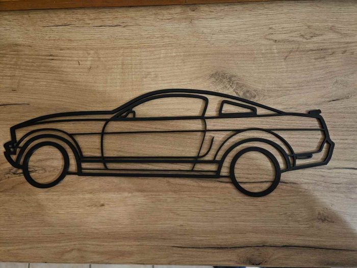 Décoration murale Ford Mustang S197 posé sur une planche bois