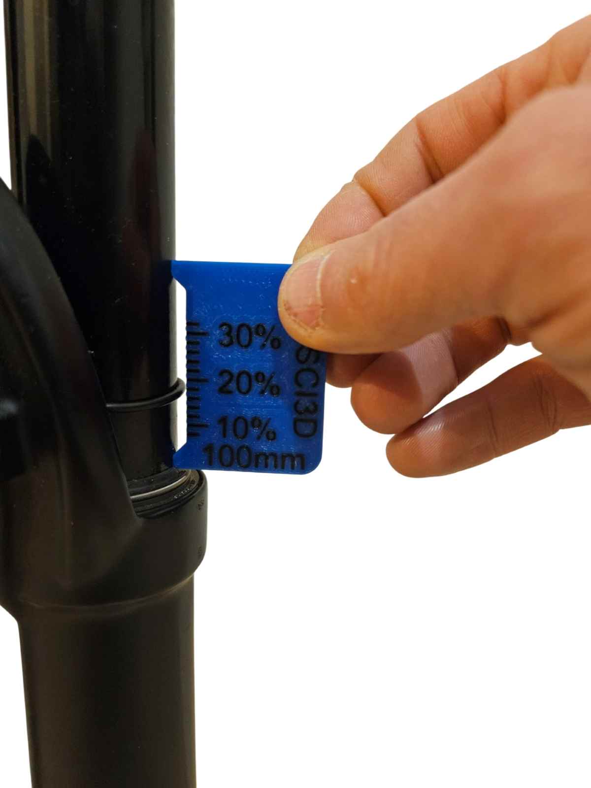 Jauge de SAG qui mesure le SAG sur une fourche 100mm FOX SC32