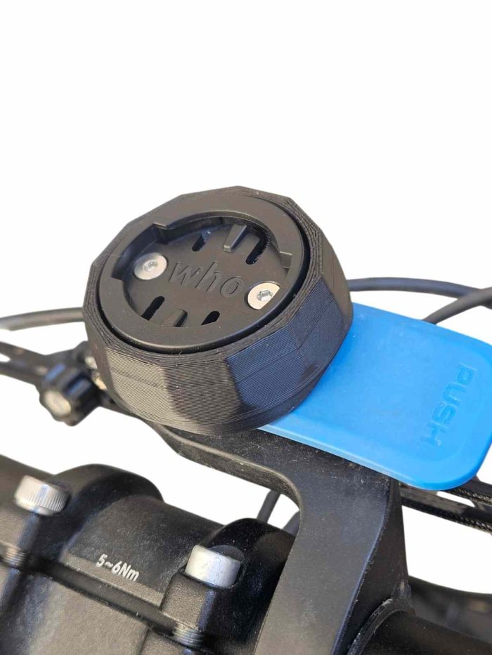 Convertisseur qaudlock wahoo monté sur un support quadlock monté sur un guidon de VTT