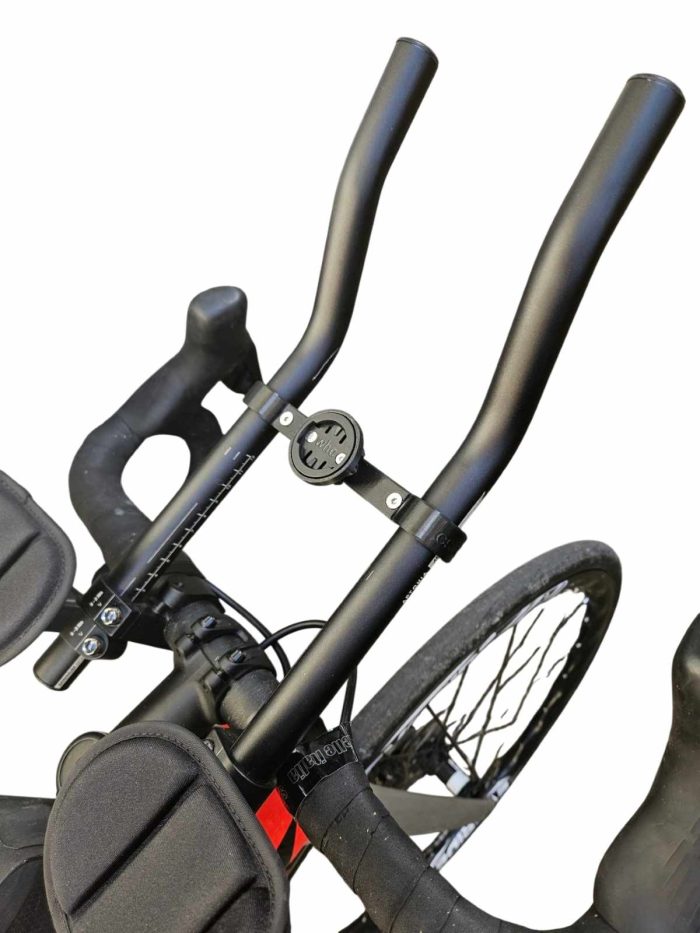 Support GPS Wahoo monté des prolongateur triathlon de chez Van Rysel