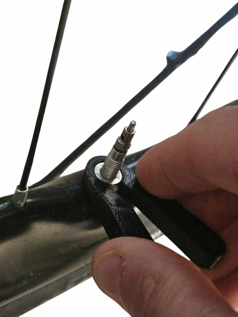 pince pour desserrer les écrou de valve presta de vélo