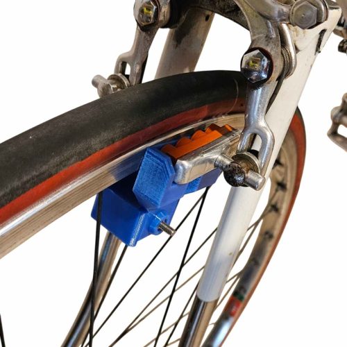 Outil installé sur un vélo pour positionner parfaitement les patins de freins Mafac