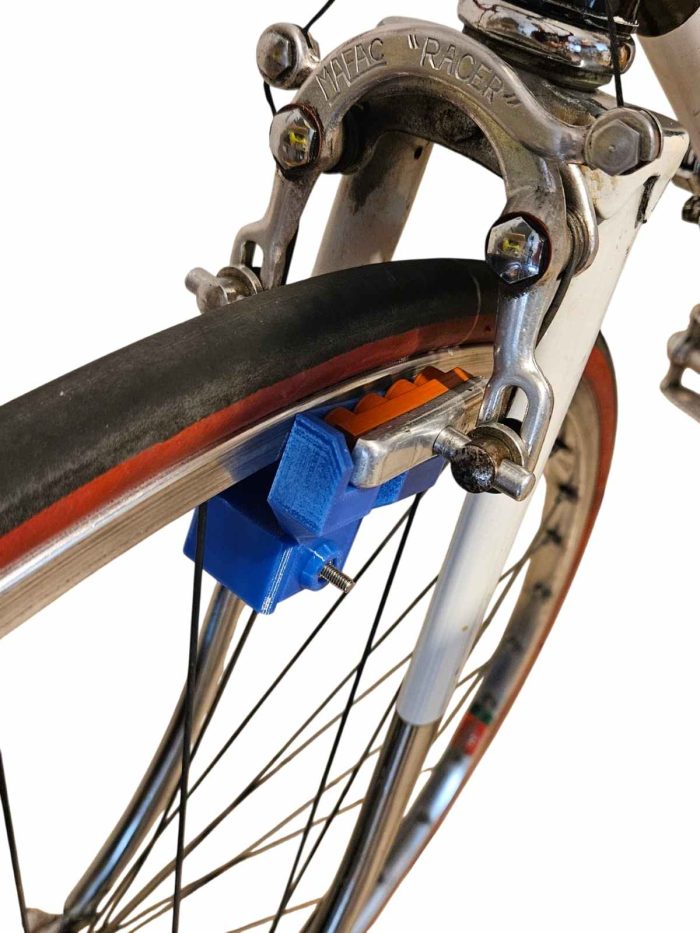 Outil installé sur un vélo pour positionner parfaitement les patins de freins Mafac